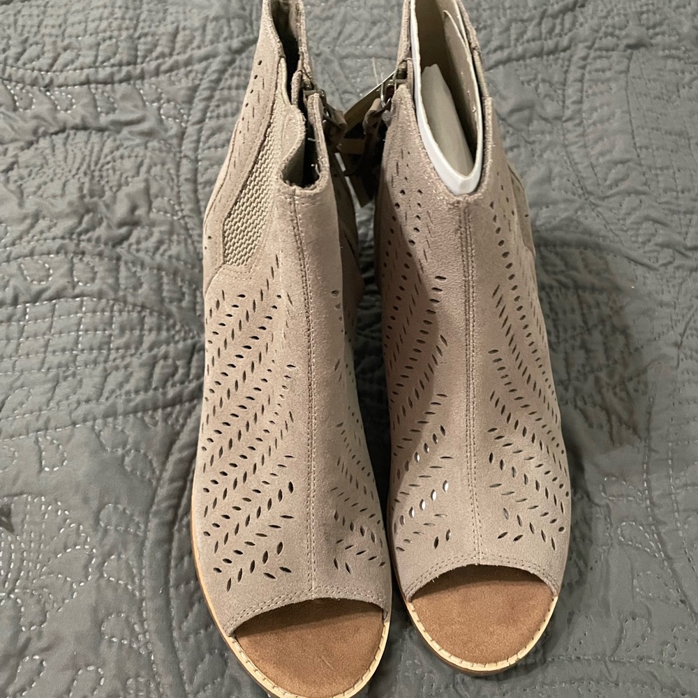 NWT Tom’s open toe suede booties